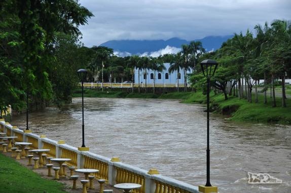 O rio Nhundiaquara, que corta a cidade de Morretes, próximo ao litoral do Paraná